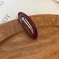 Pinza ovalada de acetato rojo oscuro con letras doradas en bandeja de madera - Clip de Pico de Pato (Pieza Individual) / Morado