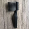 Pettine da barbiere nero con denti larghi e perno metallico per styling di precisione - Modello B Nero 1Pz Sacchetto OPP