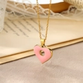 Detalle del collar bañado en oro de 18K con colgante de corazón rosa y recorte circular - Rosa (Con Cadena)