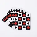 Dettaglio di carte decorative a tema poker con motivo a scacchi per feste a tema casinò - Tovaglioli Semi di Poker / Confezione da 24