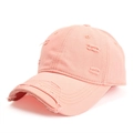 Detalle de gorra de algodón rosa desgastado con bordes deshilachados y estilo vintage - Rosa