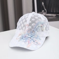 Dettaglio cappellino in pizzo bianco con ricami floreali pastello e perle colorate - Regolabile / Azzurro