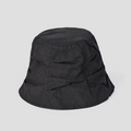 Detalle de la textura de fibra natural y el diseño plisado del gorro de lino negro - M(56-58cm) / Negro
