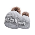 Dettaglio di berretti in maglia grigia con toppe MAMA e MINI e pompon di pelliccia - Grigio Chiaro MAMA+MINI Set Genitore-Figlio