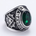 Vista macro del cristal verde y el ojo grabado en el anillo de acero estilo punk - Talla 7 / Estilo de Gema Verde Vintage (Estilo Acero 2) / Color acero