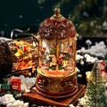 Vintage Weihnachts-Karussell-Schneekugel mit rot-goldener Basis auf Holzsockel - Rotes Karussell
