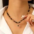 Detailaufnahme der Leoparden-Halskette mit goldenem Sonnenanhänger und braunem Stein - Starburst Stein-Look Halskette (0282)