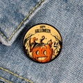 Nahaufnahme von Happy Halloween Anstecknadel mit Geist und Kürbis auf blauem Denim-Stoff - Vintage Zauberer Hut Kürbis Geist Stil (XZ6931)