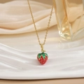 Élégant collier en chaîne dorée avec pendentif fraise rouge sur support blanc minimaliste - Style Fraise (XL0564)