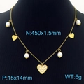 Collar de corazón dorado con perlas y pedrería en un maniquí de exhibición negro - Collar Dorado (KN235947-KLX)