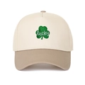 Dettaglio del ricamo a quadrifoglio e scritta lucky sul cappellino trucker bicolore - Regolabile / Bianco sporco/Cachi