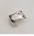 Bracelet jonc argenté large au design de vague irrégulière avec une finition miroir poli - Bangle