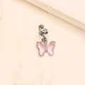 Detail van een zilverkleurige vlechtring met roze kristallen vlinder en getextureerde spiraal - Zilver met roze strass