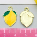 Ciondolo a forma di limone in smalto giallo e metallo dorato, charm frutta da 1,5 cm - 1 Pezzo Limone Giallo 20x14mm