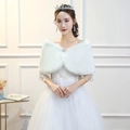 Châle de mariage en fausse fourrure blanche avec boucle strass et franges argent - Fausse Fourrure de Lapin Blanche Avec Gland et Zircon / 100-135CM