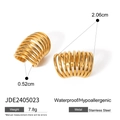 Detalle macro del anillo de acero chapado en oro de 18k con ancho de 2,06cm y peso de 7,8g - Ear cuff apilado de acero inoxidable dorado (JDE2405023) / Dorado