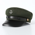 Detail der armee-grünen Marine-Mütze mit silbernem Anker-Abzeichen und Kette am Schirm - M (56-58cm) / Armeegrün