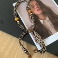 Halskette mit Leopardenmuster, bernsteinfarbenen Harzperlen und Vintage-Anhänger - Halskette-Leopardenmuster