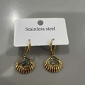 Pendientes vintage de mariposa dorada con flecos de concha y acabado irisado en cartón - Estilo 3 Hebilla de Oreja de Perla de Concha de Acero de Titanio