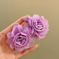 Elegantes pendientes de rosas en gasa violeta con detalles realistas de los pétalos - Silver Earring Post - Púrpura