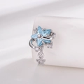 Cartilage piercing met blauwe kristallen ster en zilveren maan vallende ster hanger - Lichtblauw (Per stuk)