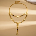 Dettaglio di una collana dorata multistrato con perle nere e ciondoli a forma di moneta - Lega / Collana con Monete Multistrato / Collana-Oro/Nero