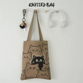 Detailsicht der beigen Stricktasche mit süßem Katzenmuster und grober Strickstruktur - Kaffee Katzenwald