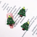 Detailansicht von 3D-Weihnachtsbaum-Nagelkunst-Anhängern auf rosa Nagelspitze und weißem Grund - #319