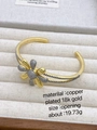 Zweifarbiger 18k vergoldeter Kupferarmreif mit Gänseblümchen-Design und Zirkonia-Steinen - Zweifarbiges Armband