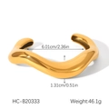 Detalle del brazalete dorado ondulado con dimensiones 6,01cm y peso de 46,1g - Brazalete Abierto Dorado con Textura Ondulada (HC-B20333)