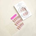 Detail van roze French press-on nagelset met witte parels en zilveren vlinderdecor - Roze Franse Parelstrik Stijl (XC-50-32)