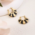 Dettaglio di orecchini a ventaglio placcati in oro con finitura in smalto nero elegante - Oro 18K / Nero