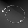 Detalle de pulsera de cruz de plata S925 con circonitas brillantes y dije de corazón - Oro Blanco / 15+3cm