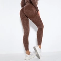 Detail van de koffiebruine scrunch butt legging met opengewerkte gebreide en acid wash textuur - S / Gewassen Koffie