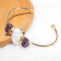 Detalle macro de pulsera ajustable bañada en oro con amatista y racimos de cuarzo natural - Brazalete de Dos Amatistas y Un Cúmulo