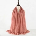 Sciarpa in cotone e lino rosa da donna con trama pieghettata e dettagli di nappe - Rosa (51)