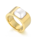 Anello largo in acciaio al titanio dorato con intarsio in madreperla bianca geometrica - US 7 / Oro