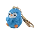 Niedlicher hellblauer Pinguin-Schlüsselanhänger aus Harz mit Textur und Goldring - Harz Anhänger mit Ring / Blau