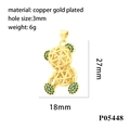 Dettaglio di un ciondolo a forma di orso placcato oro 27mm x 18mm con dettagli verdi e micro-pave - P05448 / Oro - Zirconia verde