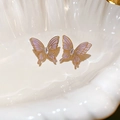 Detail van lavendelkleurige vlinder oorbellen met goudlaagje en witte zirkoon accenten - Paarse Vlinder (925 Zilveren Pin)