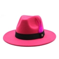 Détail du chapeau fedora fuchsia avec ruban noir, plume et logo métallique M doré - Rose rouge