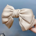 Übergroße Champagner-Schleife aus Satin, dreilagige Haarspange mit seidigem Glanz - Federclips / Champagner