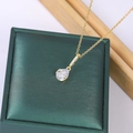 18K vergulde titanium ketting met traanvormige zirkoon op een groene lederen doos - Wit