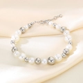 Dettaglio del bracciale con perle d'acqua dolce bianche e sfere d'argento su tessuto di seta - Colore Acciaio (KB188524-Z)