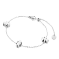 Pulsera minimalista de acero inoxidable con tres dijes de niñas y cierre de mosquetón - Niña (KB138255-GC) / Color Acero