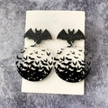 Detalle de pendientes de murciélago para Halloween en acrílico negro con purpurina y colgantes - Estilo Murciélago Redondo