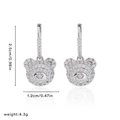 Glitzernde Bärenohrringe mit Maßen 2,5cm x 1,2cm und Gewicht 4,3g in der Detailansicht - Silber
