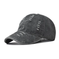 Detalle de gorra vintage gris carbón con diseño de agujeros desgastados y bordes deshilachados - Ajustable / Verde Militar Lavado Desgastado