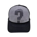 Schwarz-weiße Trucker Cap mit Fragezeichen-Motiv, Mesh-Rückseite und H-KONG-Schriftzug - Silber (Fragezeichen Mesh Cap)
