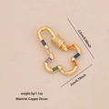 Dettaglio della chiusura a croce dorata con zirconi colorati micro-incastonati - Ciondolo a croce